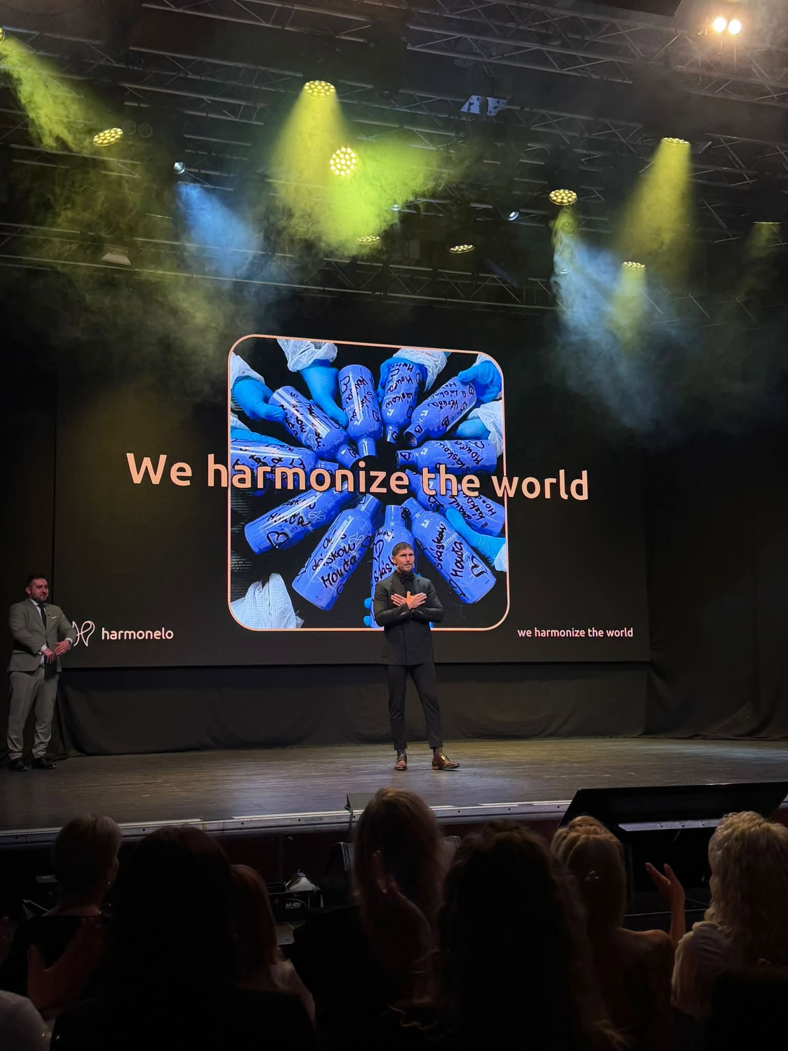 Harmonelo egy élő vállalati rendezvényen