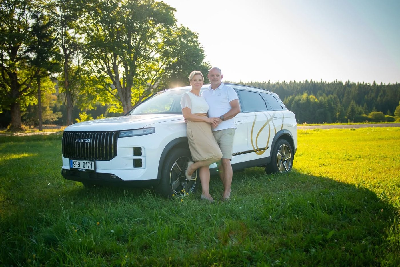 Olinka i Jiřík s novim automobilom Harmonelo