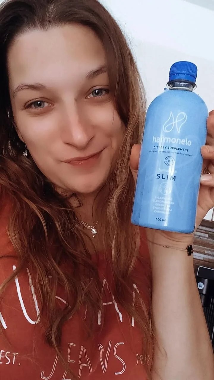Tereza M. sa Slimfit krojem, fotografija proizvoda s ispravljenim smjerom teksta na boci