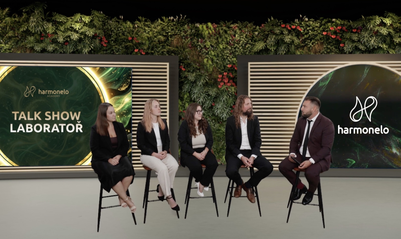 Radek Netušil en zijn collega’s uit het laboratorium in een talkshow tijdens de 17e Harmonelo Academy. 