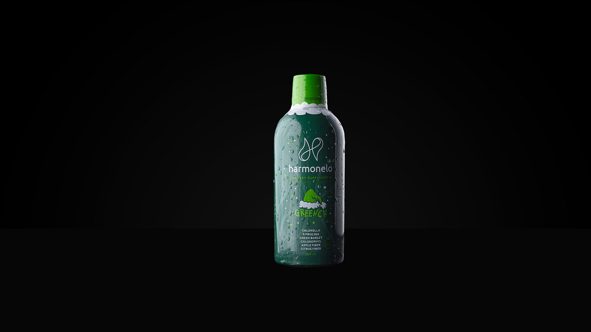 Harmonelo Greench, een gelimiteerde editie in een groene fles tegen een zwarte achtergrond.