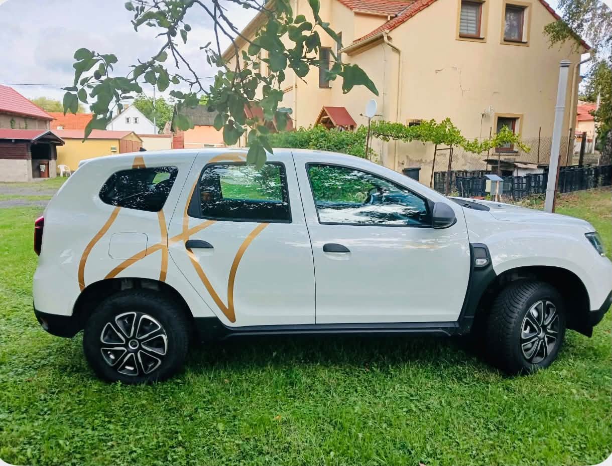 L'auto di Lenka Pudrová con le ali dorate si muoveva a ritmo di Harmonelo.