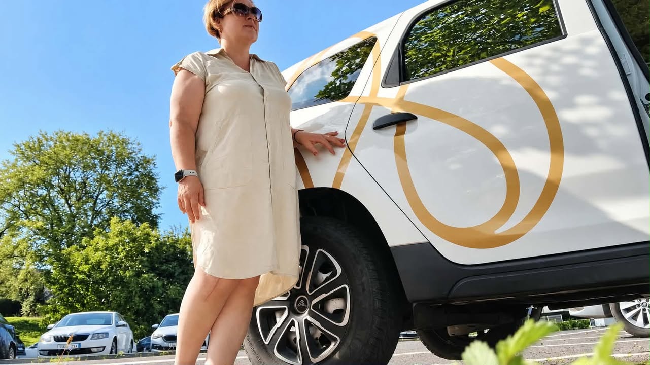 Lenka Pudrová con la sua auto Harmonelo. La foto è stata condivisa da Pavlína Valentovičová. 
