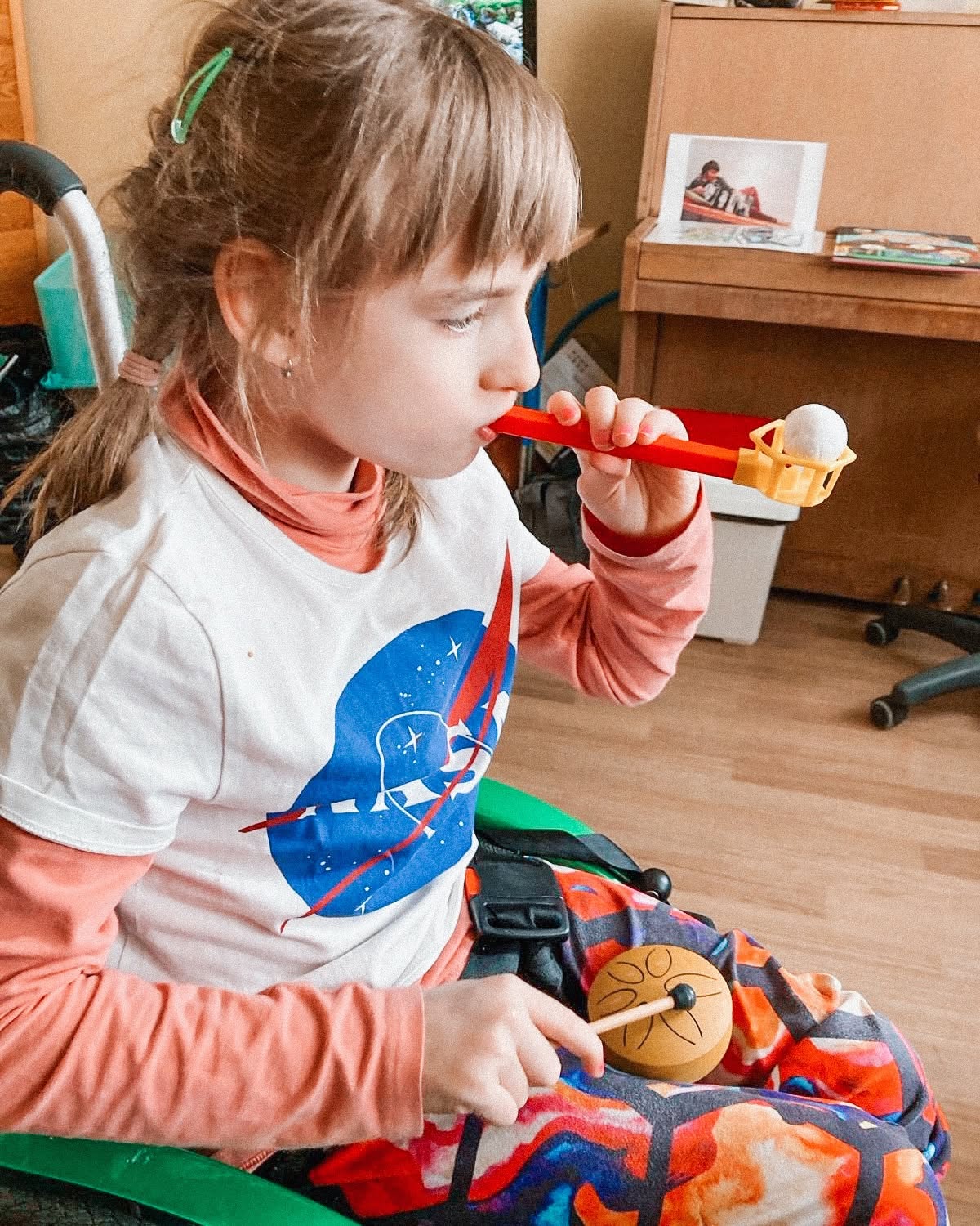 Elinka mentre gioca. Foto tratta dalla storia della famiglia Kmošek, Harmonelo Hope. 