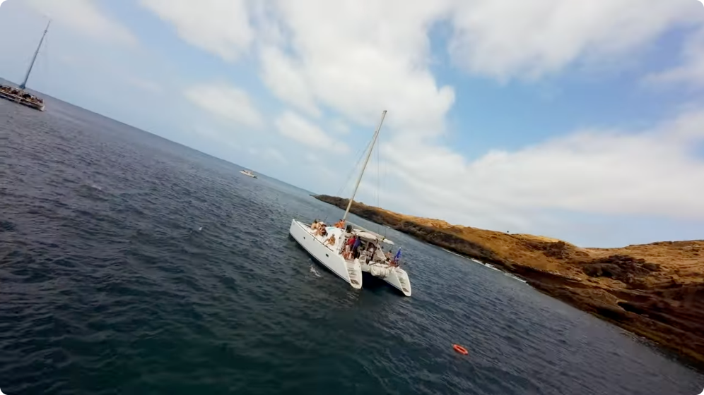 Katamarán u pobřeží Cabo Verde. Skutečný záběr z videa Harmonelo Business Trip 7 v čase 2:22.