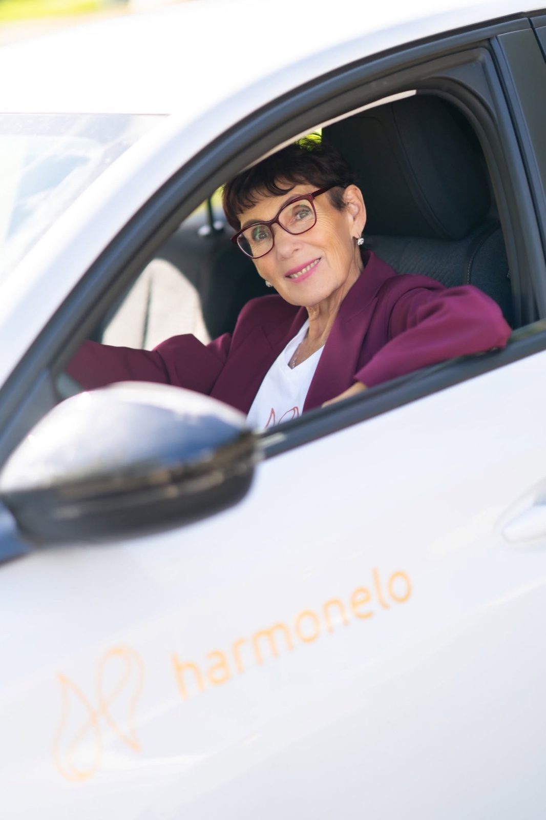 Libuše "Bubu" Davidová sa svojim automobilom Harmonelo nakon osvajanja CAR BONUS II.