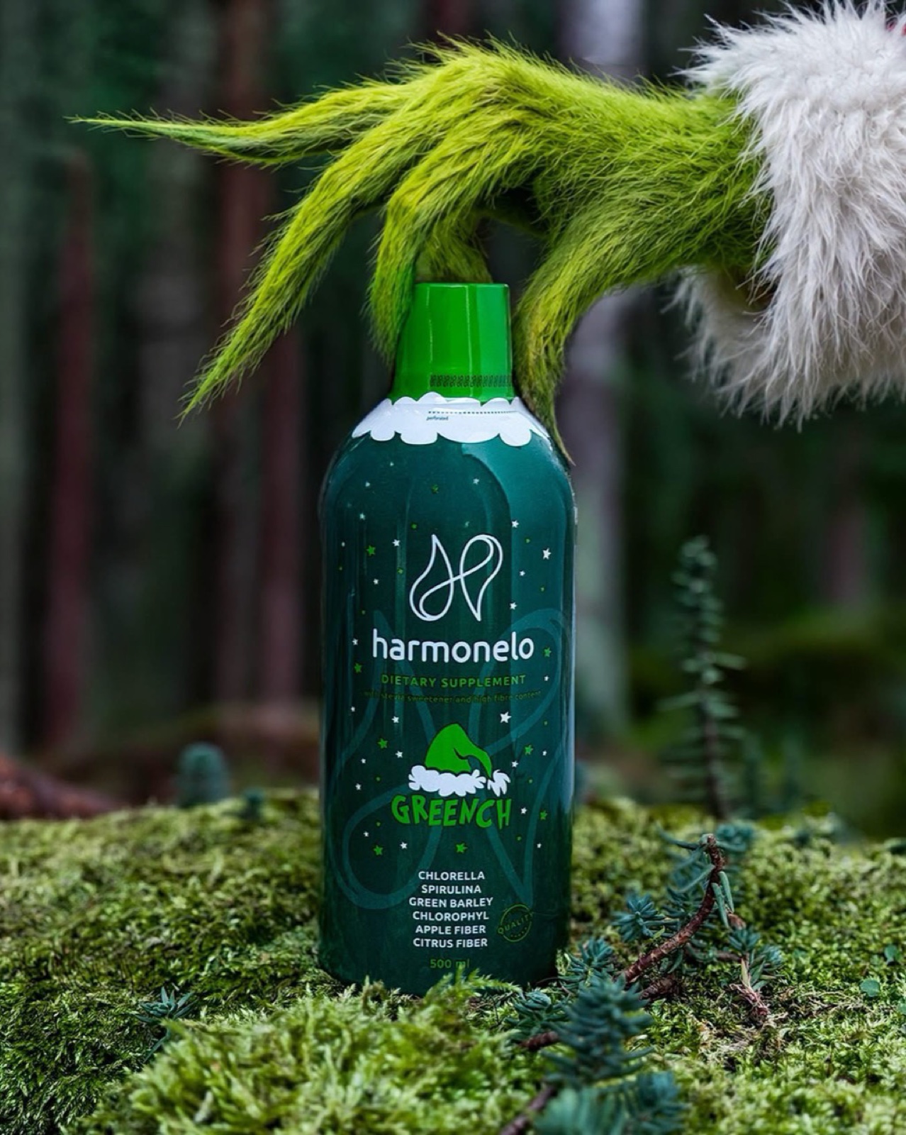 Harmonelo Greench na mahovini u šumi sa zelenom vilinskom rukom.